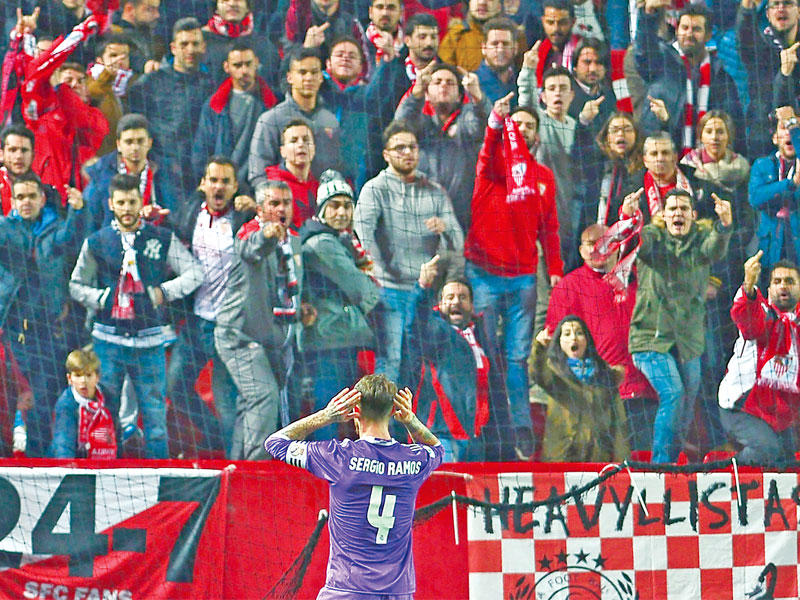 راموس نجم ريال مدريد يحتفل بهدفه أمام جماهير فريقه السابق إشبيلية