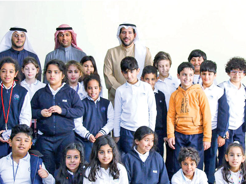 الأحمد مع طلاب المدرسة الأميركية