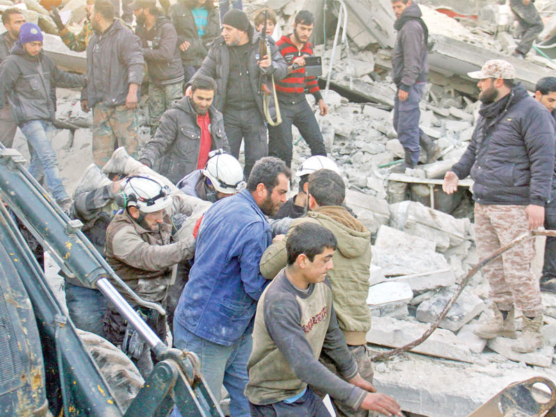 إجلاء سوري أصيب في غارة نظامية على بلدة بنش في ضواحي إدلب أمس الأول  (أ ف ب)