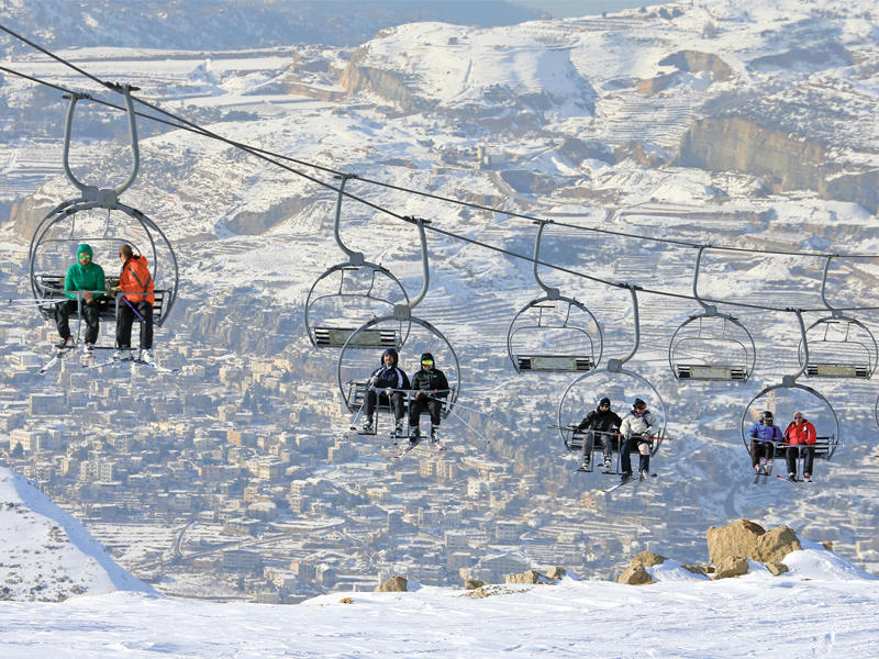سياح يستمتعون بالتلفريك في كفردبيان أمس الأول ( رويترز)