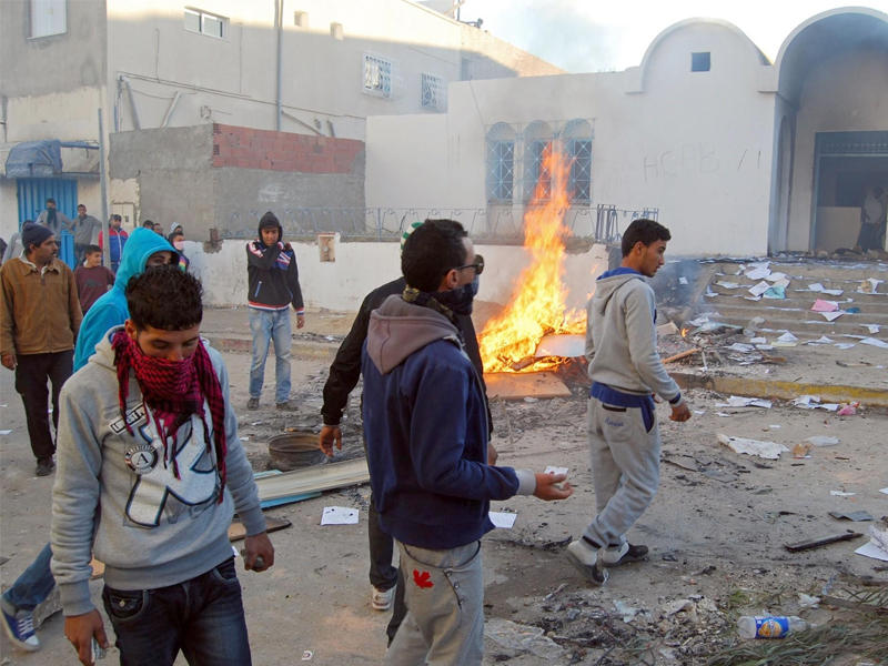 صورة لإشعال محتجون النار في إطارات مطاطية بعدد من شوارع مدينة المكناسي