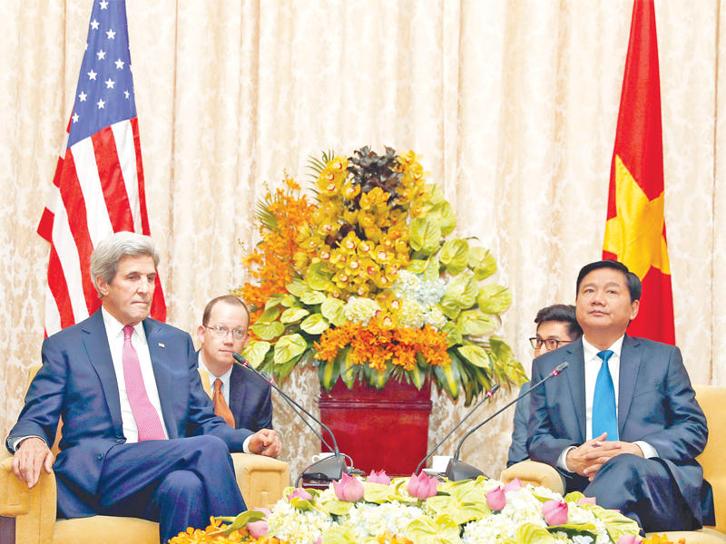 أمين لجنة حزب «هو شي منه» دينه لا ثانغ مستقبلاً وزير الخارجية الأميركية جون كيري الذي يقوم بآخر جولة رسمية له في فيتنام أمس (رويترز)