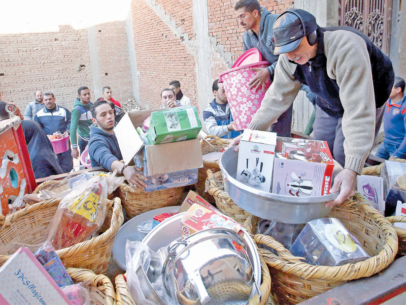 أهالي عروس ينقلون حاجياتها إلى منزل الزوجية في موكب تقليدي في قرية دلجمون بطنطا أمس  (إي بي إيه)