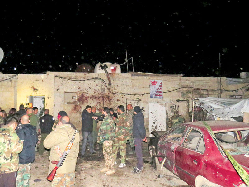 جنود للنظام السوري يتفقدون موقع تفجير كفر سوسة مساء أمس الأولt (أ ف ب)n