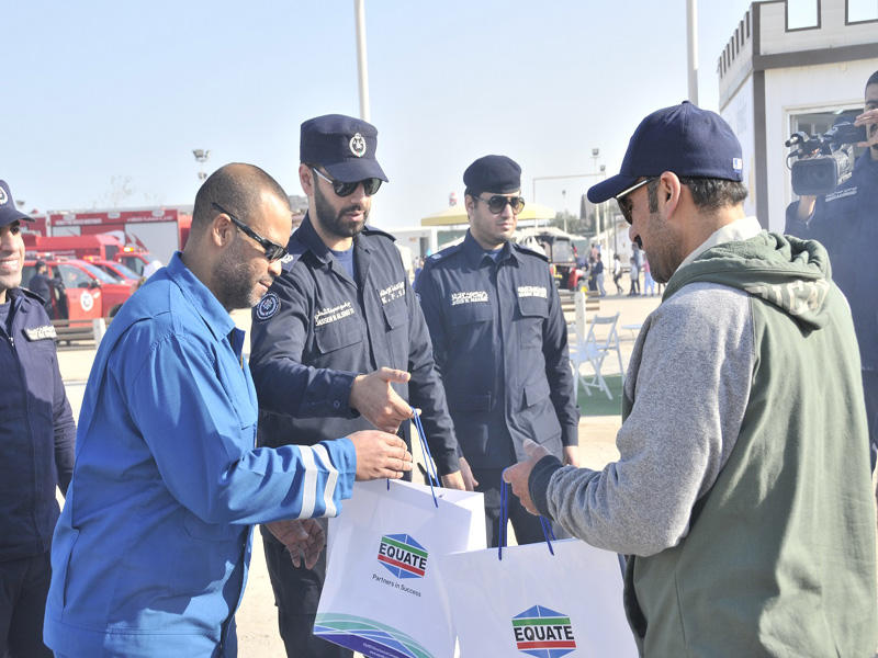 جانب من توزيع الهدايا على مرتادي البر