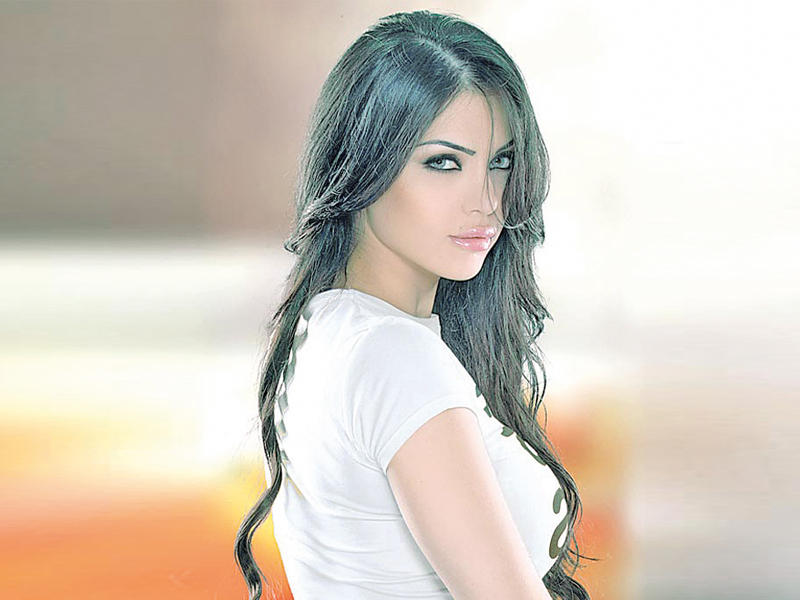 الفنانة اللبنانية قمر