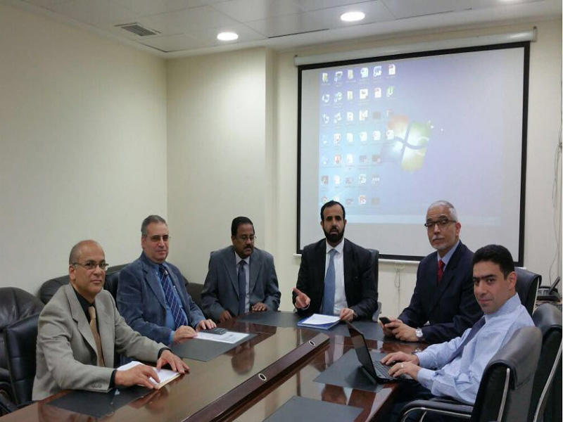 العتيبي متحدثاً خلال المؤتمر الصحافي أمس