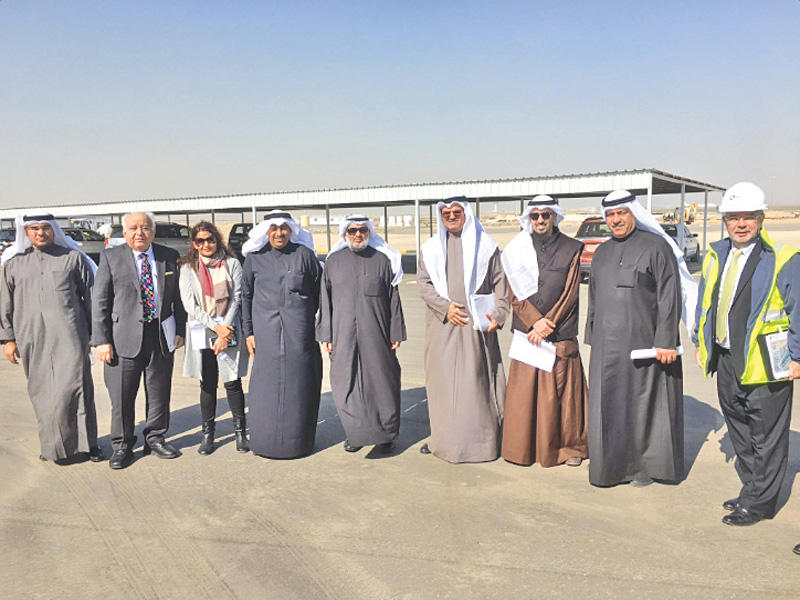 الوزير المطوع متوسطاً فريق الوزارة خلال زيارته مشروع المطار 2