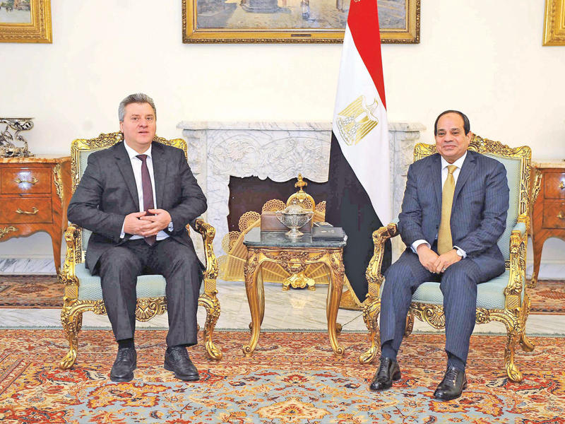 الرئيس السيسي مستقبلاً رئيس جمهورية مقدونيا جورج ليفانو في القاهرة أمس (أي بي ايه)