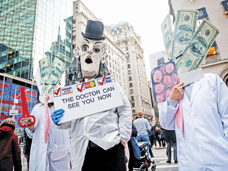 متظاهرون يحتجون على مساعي إلغاء اوباماكير في نيويورك أمس الأول (أ ف ب)