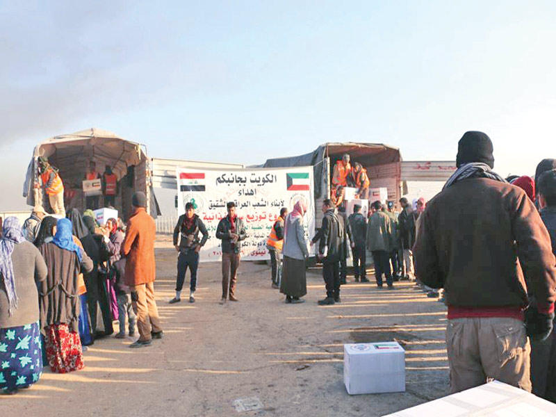 جانب من توزيع المواد الإغاثية على النازحين من الموصل