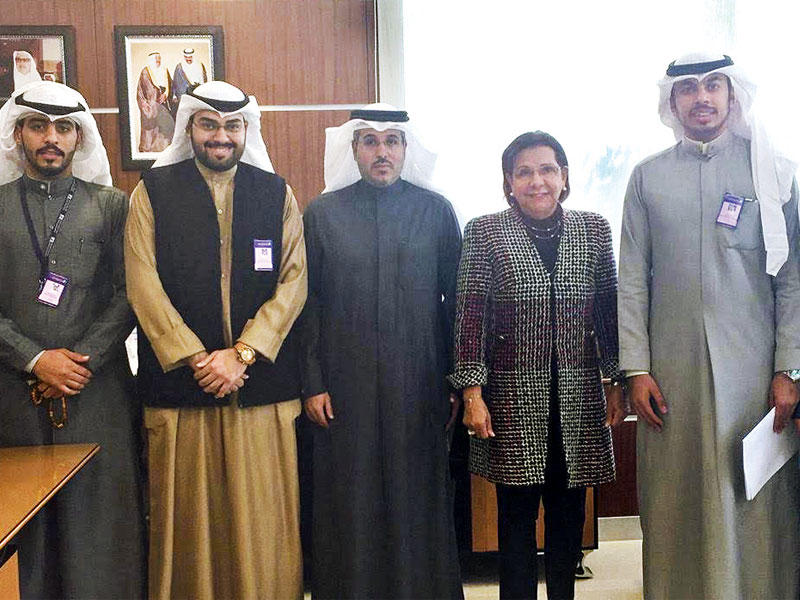 الحمود والمطيري يتوسطان وفد مجلس الطلبة