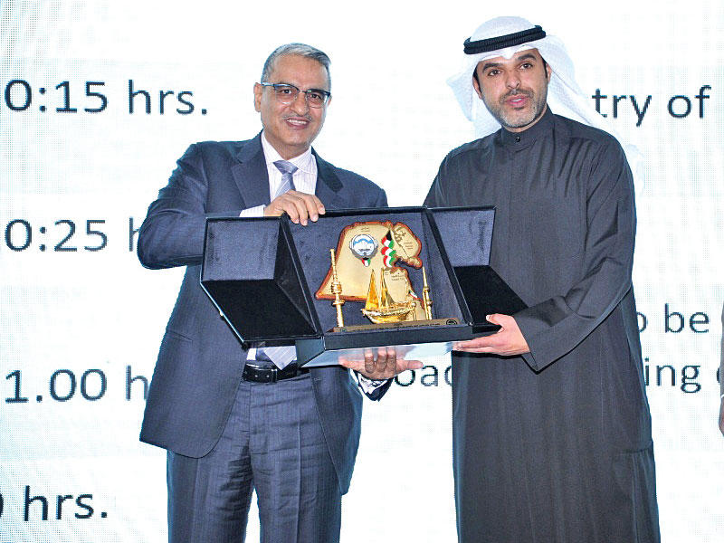 صقر الرشود يتسلم الدرعn