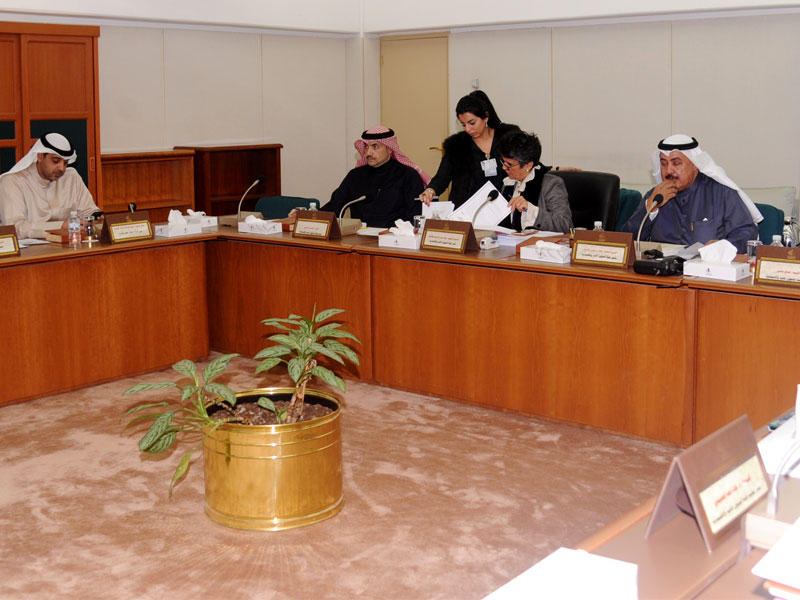 اجتماع لجنة «الداخلية والدفاع» أمس (تصوير عبدالله الخلف)