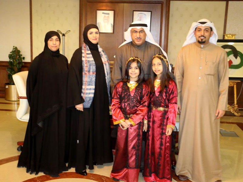 الفارس خلال استقباله الرويشد وبعض الطالبات من التعليم الخاص