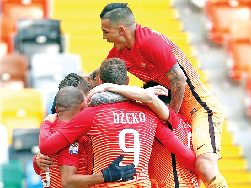 فرحة لاعبي روما بهدف ناينغولان