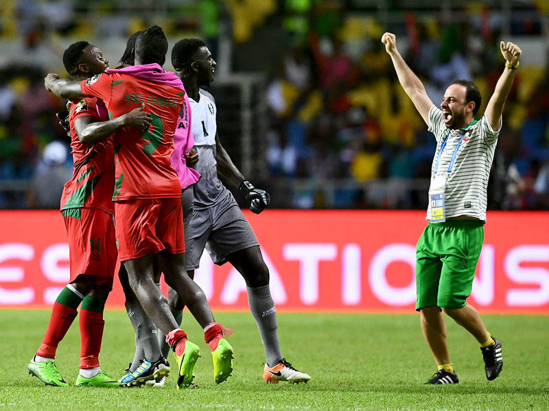 لاعبو غينيا بيساو يحتفلون بخطف التعادلt(أ ف ب)