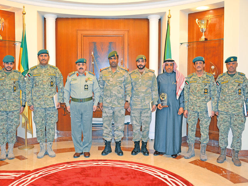 الرفاعي مستقبلاً وفد المؤسسة الاستهلاكية بالحرس الوطني البحريني