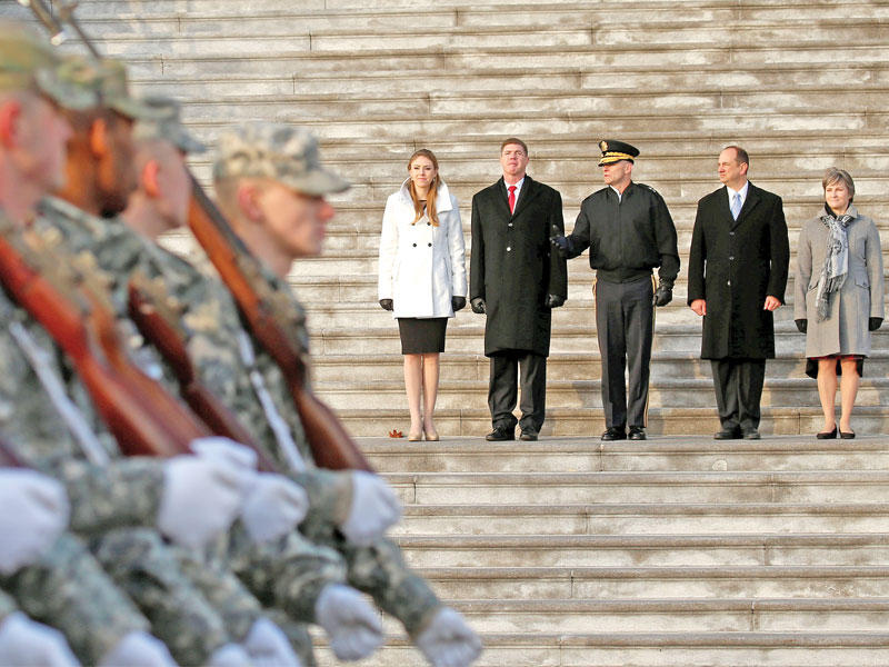 جنود يتدربون استعداداً ليوم التنصيب أمام دمى لترامب ونائبه وزوجتيهما في الكابيتول هيل أمس (رويترز)