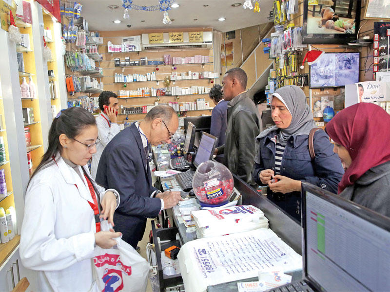مصريون داخل صيدلية في القاهرة بعد تعليق نقابة الصيادلة لإضراب جزئي كان من المقرر أن يبدأ أمس (إي بي أيه)