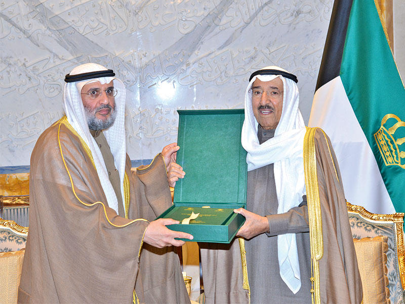 الأمير متسلماً الدليل الإحصائي لمشاريع الأشغال لعام 2016 من المطوع أمس