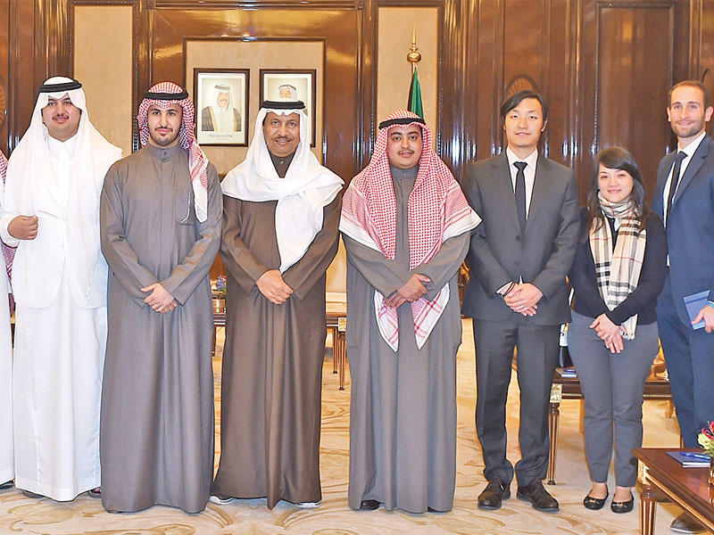 المبارك متوسطاً مجموعة من خريجي جامعة هارفرد الأميركية