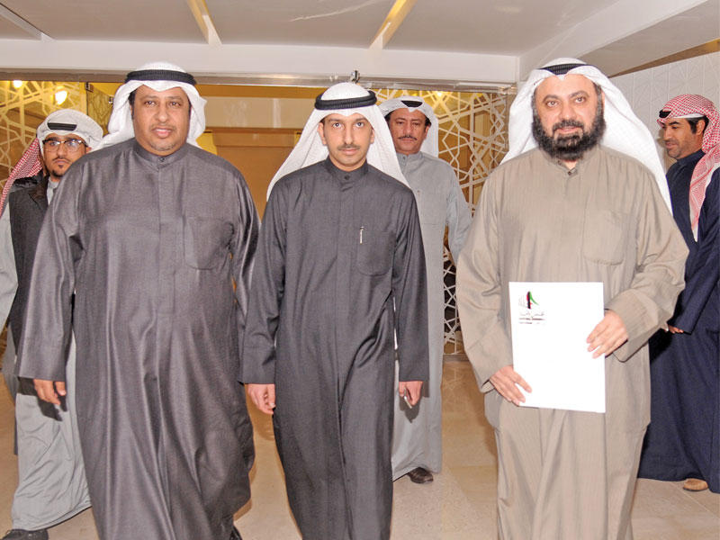 الطبطبائي والبابطين والسبيعي أثناء توجههم لتقديم الاستجواب أمسt(تصوير عبدالله الخلف)