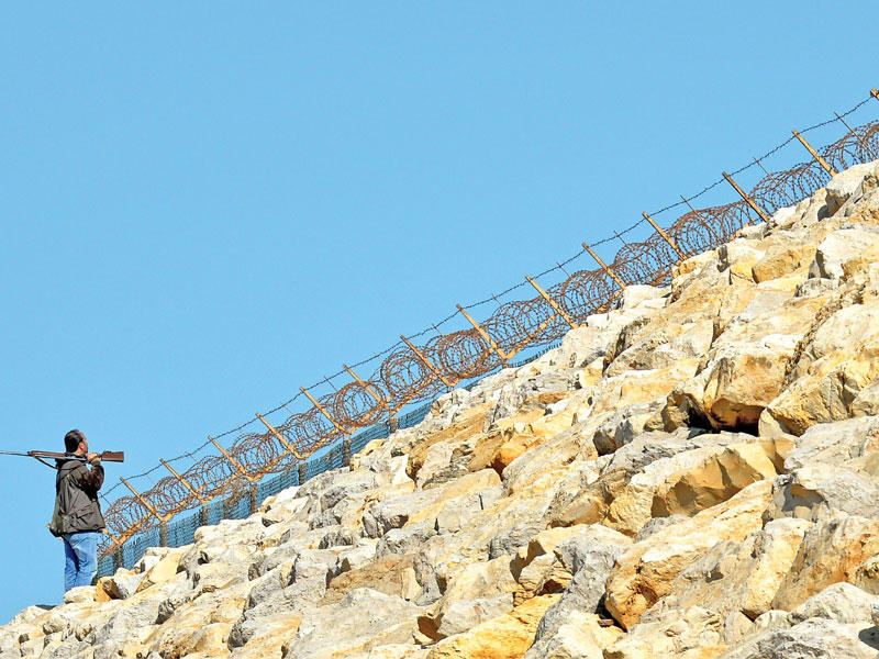 صياد لبناني ينتظر مرور طيور النورس بجانب المطار أمس (اي بي ايه)