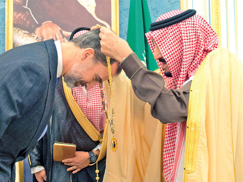 خادم الحرمين يقلد ملك إسبانيا قلادة الملك عبدالعزيز وهي أرفع الأوسمة السعودية أمس في الرياض  (واس)