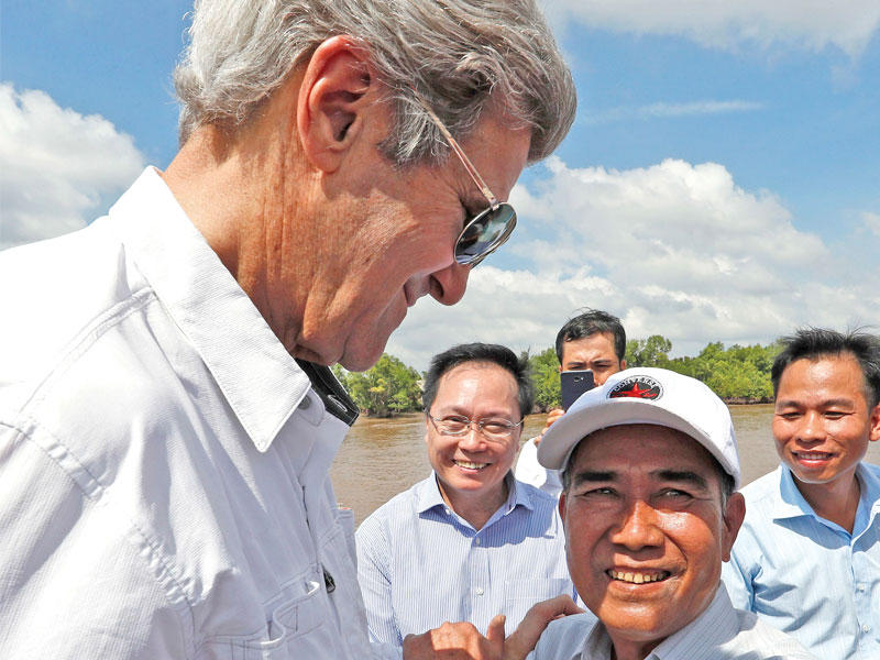 كيري ملتقيا فو بان تام أمس الأول ( أ ف ب)
