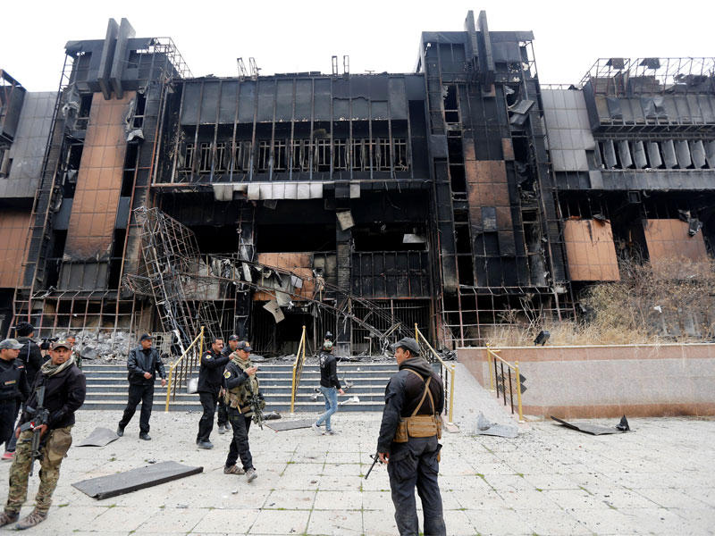 قوات العمليات الخاصة العراقية بالقرب من مبنى جامعة الموصل خلال معركة مع داعش