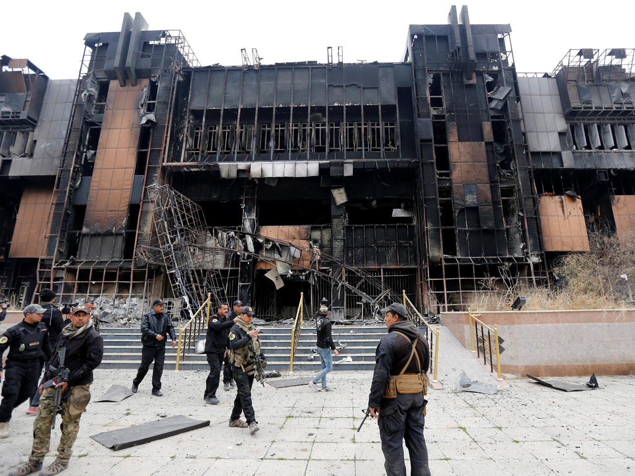 قوات مكافحة الإرهاب العراقية أمام أحد مباني جامعة الموصل