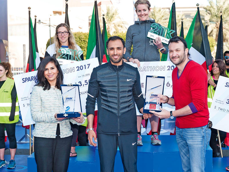 خلال تسليم الجائزة إلى الفائز