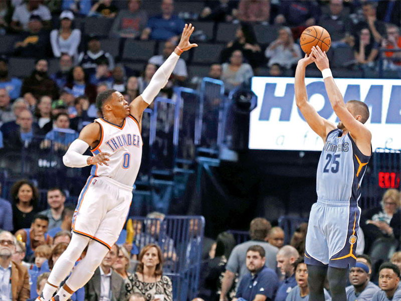 وستبروك يحاول قطع الكرة من بارسونز