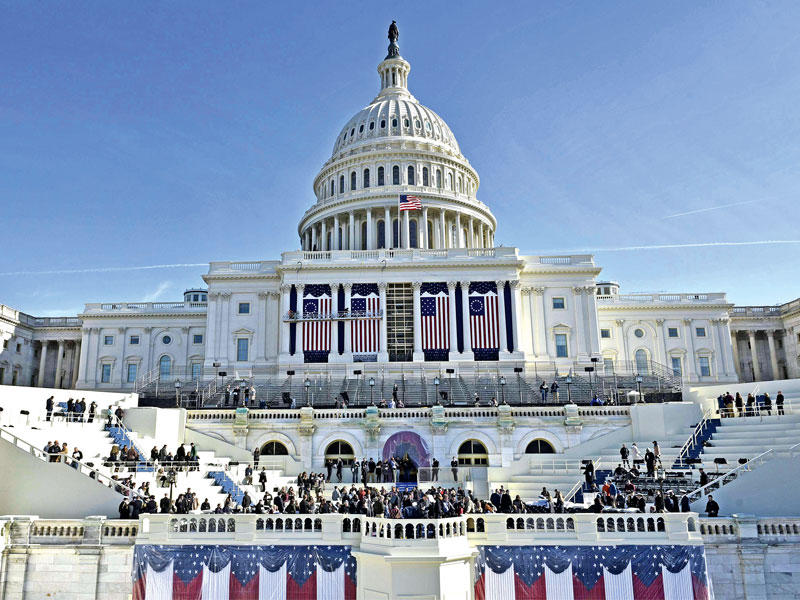 صورة من التدريبات على حفل التنصيب في الكابيتول هول أمس (أ ف ب)