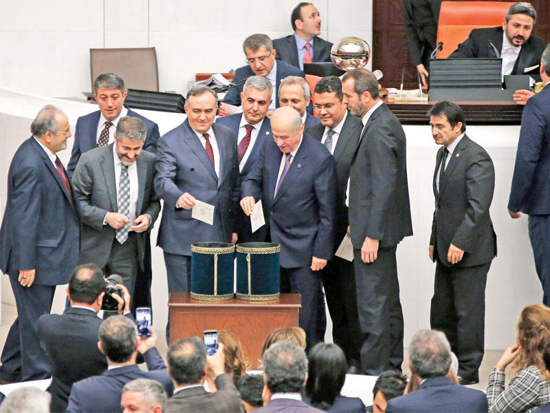 نواب أتراك يصوتون على التعديلات الدستورية       (إي بي أيه)