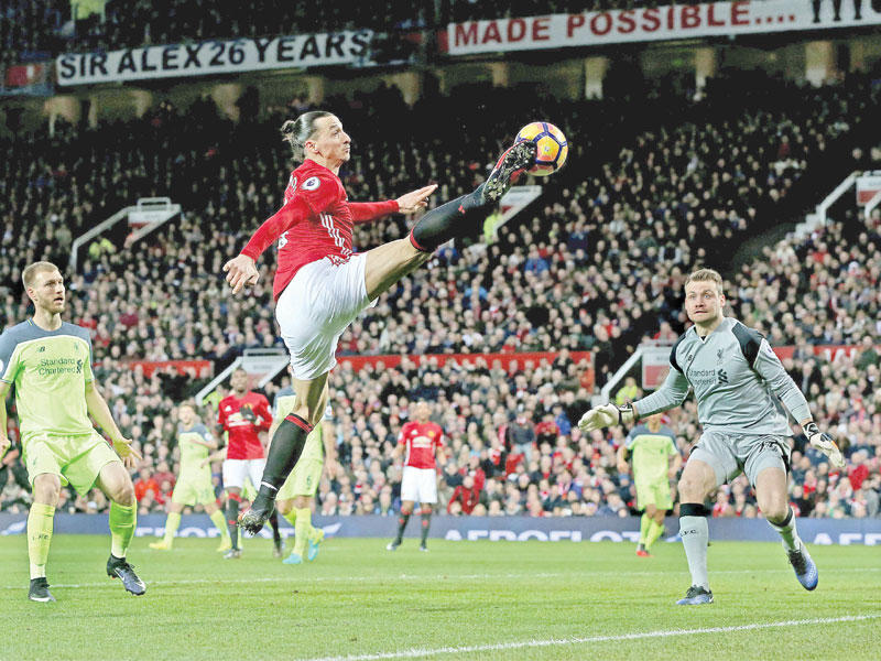 محاولة من جانب إبراهيموفيتش أمام مرمى ليفربول