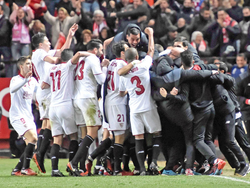 فرحة لاعبي إشبيلية بهدف الفوز