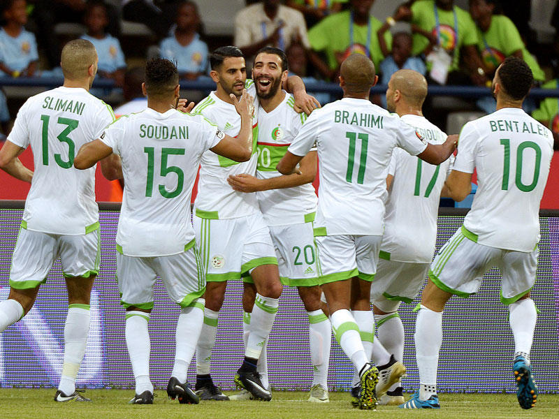 لاعبو المنتخب الجزائري يحتفلون مع محرز بهدف الإنقاذ (ا ف ب)