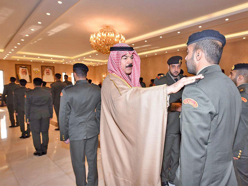 الخالد مقلداً أحد الضباط الرتبة الجديدة