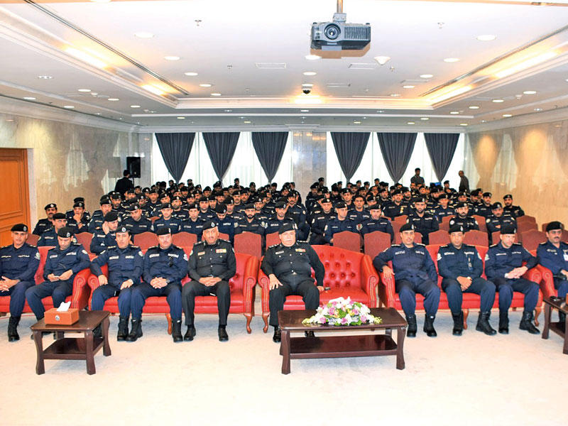 الفهد خلال اجتماعه مع قيادات المرور