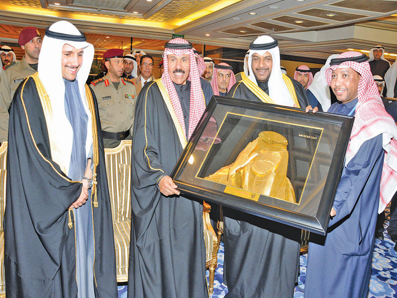 أحمد المنصور المدير العام للهيئة العامة للشباب والرياضة يقدم هدية تذكارية لسمو ولي العهد