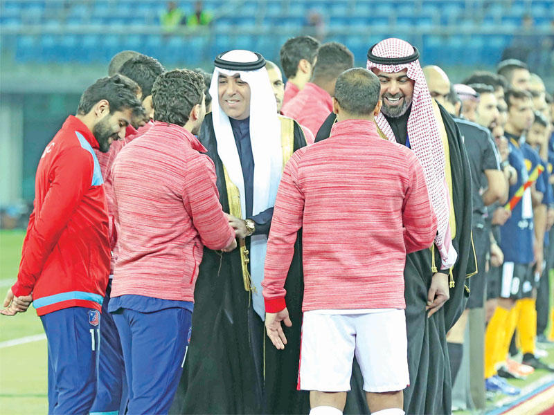 فواز الحساوي رئيس الاتحاد وخالد الفهد رئيس نادي القادسية يصافحان اللاعبين 