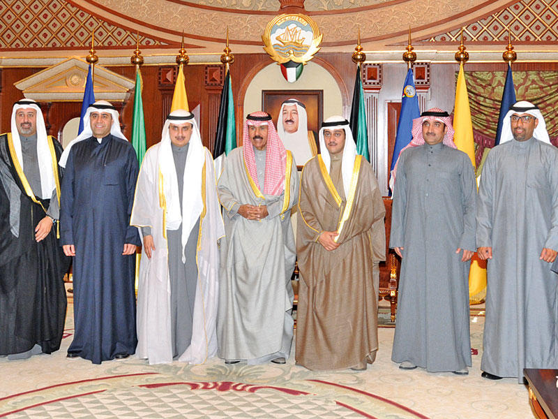 ولي العهد متوسطاً المنفوحي وطلال الخرافي وأعضاء النادي العلمي