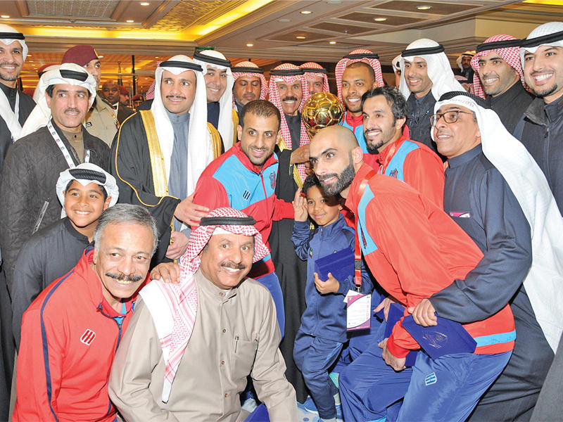 سمو ولي العهد يتوج فريق الكويت الفائز باللقب ويبدو مرزوق الغانم