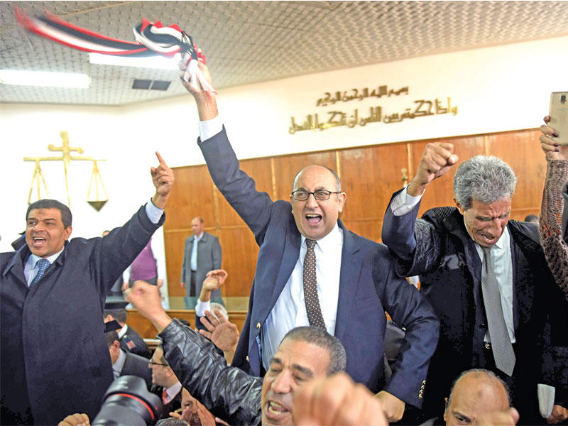 المحامي خالد علي أثناء النطق بالحكم في مقر المحكمة الإدارية أمس (أ ف ب)