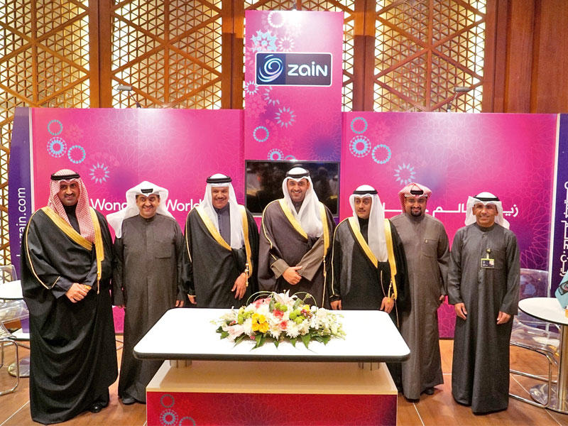 الشيخ محمد العبدالله وعبداللطيف الزياني وطلال الخرافي في جناح «زين»