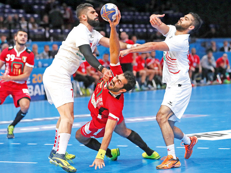 المصري محمد هشام يصوب على مرمى البحرين