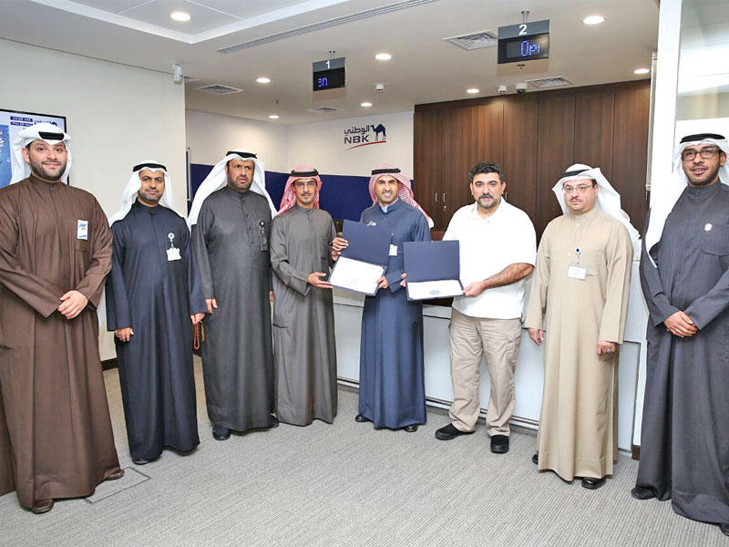 فواز الفليج متوسطاً متدربي «نفط الكويت» وموظفي «الوطني»