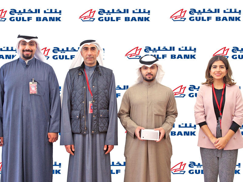 الفائز بالسحب وممثلو بنك الخليج